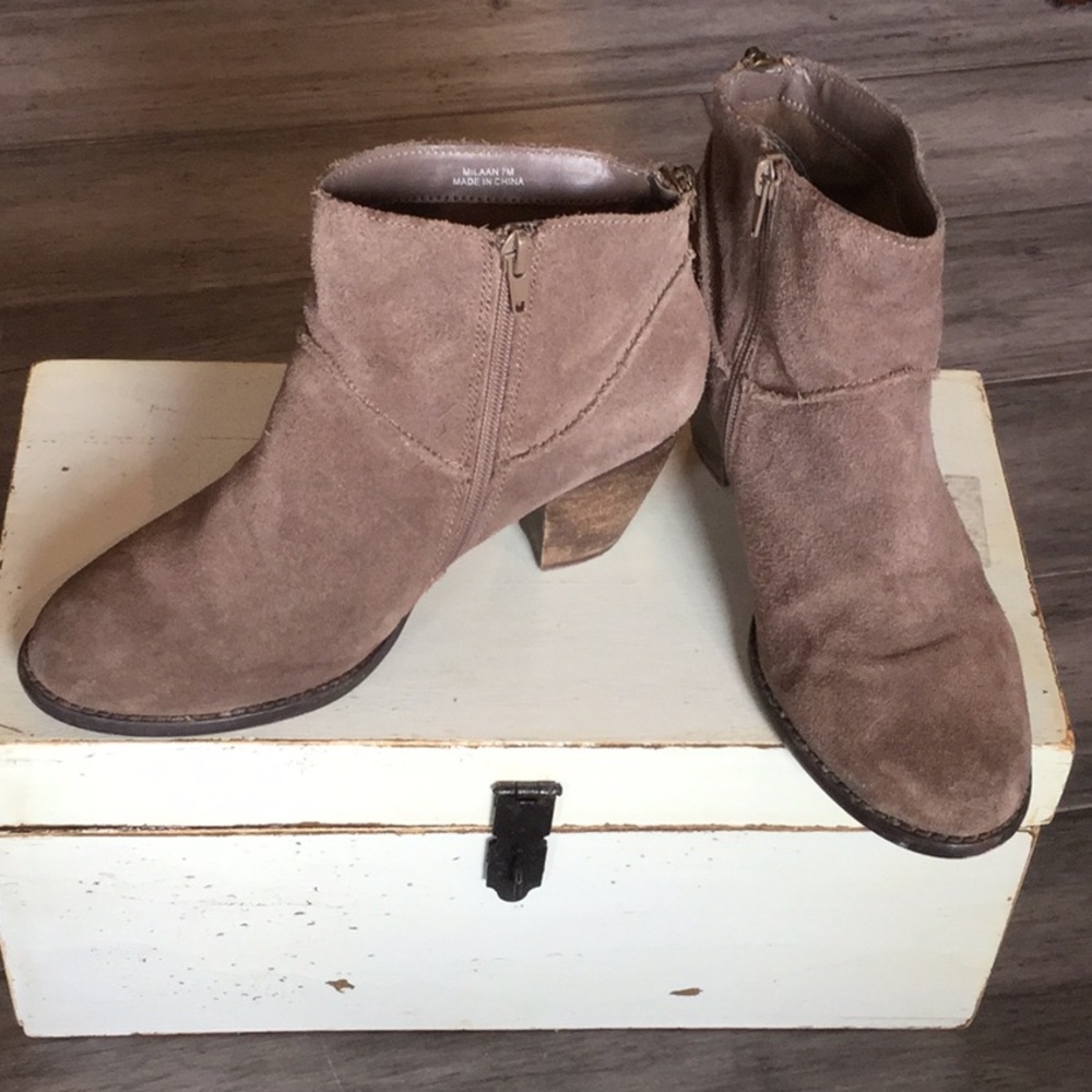 STEVE MADDEN tan sued ankle boots ~ size 7